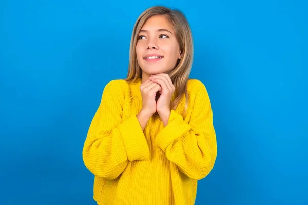 Feliz Chica Adolescente Caucásica Con Suéter Amarillo Anticipa Que Algo —  Fotos de Stock