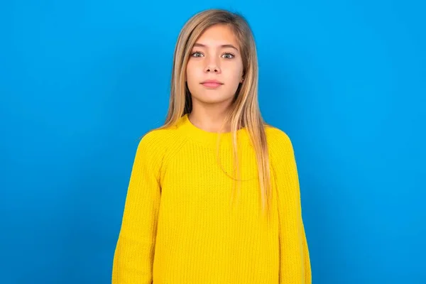 Garota Adolescente Caucasiana Atordoada Vestindo Suéter Amarelo Sobre Fundo Estúdio — Fotografia de Stock