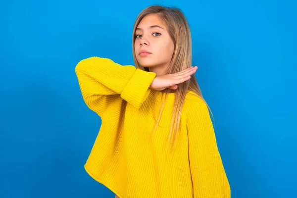 Menina Adolescente Caucasiana Vestindo Suéter Amarelo Cortando Garganta Com Mão — Fotografia de Stock
