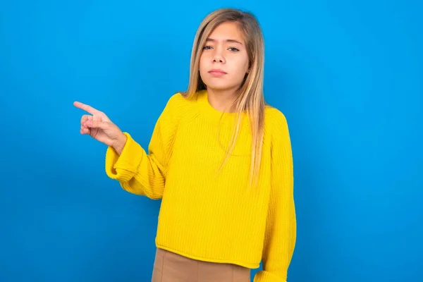 Rubia Chica Adolescente Caucásica Con Suéter Amarillo Sobre Azul Estudio —  Fotos de Stock
