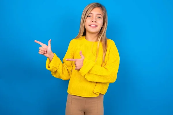 Optimistic Chica Adolescente Caucásica Con Puntos Suéter Amarillo Con Ambas —  Fotos de Stock