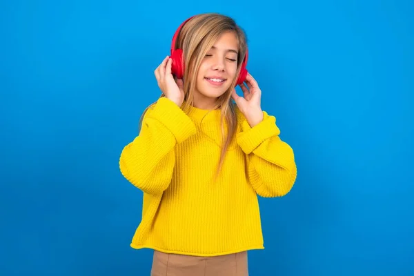 Agradable Chica Adolescente Caucásica Con Suéter Amarillo Disfruta Escuchando Agradable —  Fotos de Stock