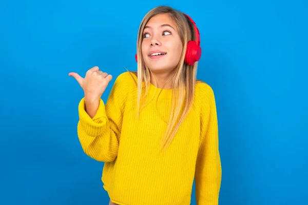 Piękny Kaukaski Nastolatek Dziewczyna Noszenie Żółty Sweter Nad Niebieskim Studio — Zdjęcie stockowe