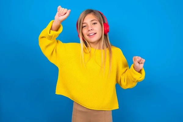 Despreocupado Chica Adolescente Caucásica Con Suéter Amarillo Sobre Fondo Estudio —  Fotos de Stock