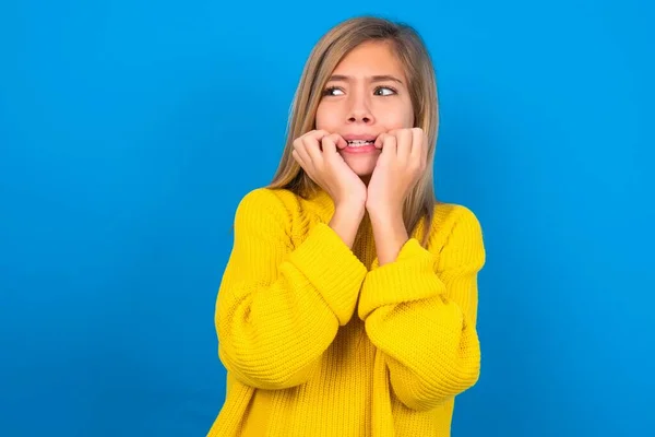 Terrified Caucasian Teen Girl Wearing Yellow Sweater Blue Background — Stock Photo, Image