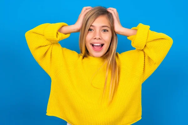 Alegre Caucásico Adolescente Chica Usando Amarillo Suéter Reacciona Levantando Las —  Fotos de Stock