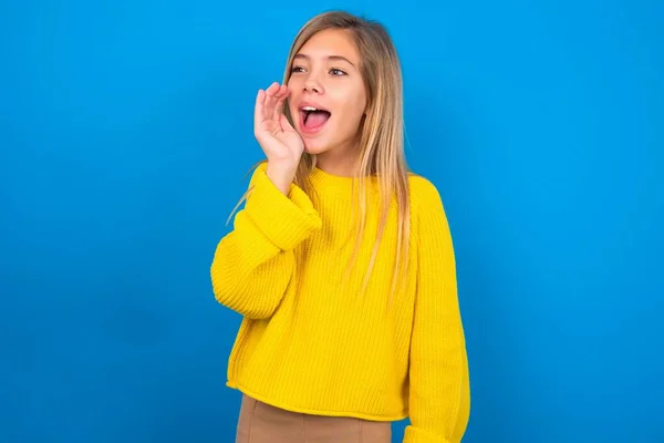 Schöne Kaukasische Teenie Mädchen Tragen Gelben Pullover Hält Die Hand — Stockfoto