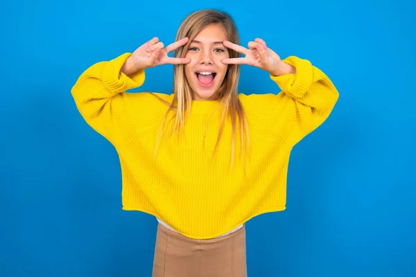 Alegre Caucásico Adolescente Chica Usando Amarillo Suéter Muestra Signo Cerca —  Fotos de Stock