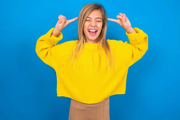 Foto Chica Adolescente Caucásica Loca Usando Suéter Amarillo Gritando Señalando —  Fotos de Stock