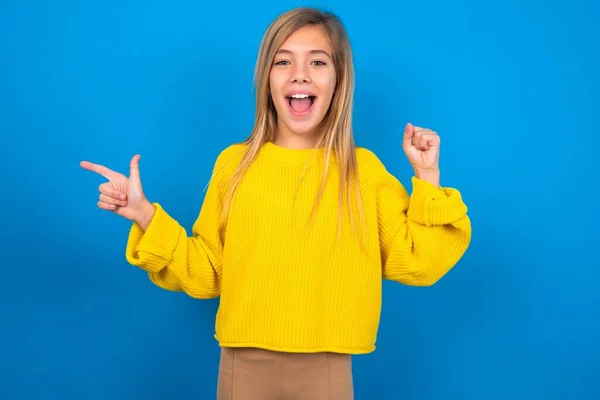 Schöne Kaukasische Teenie Mädchen Gelbem Pullover Über Blauem Studiohintergrund Zeigt — Stockfoto