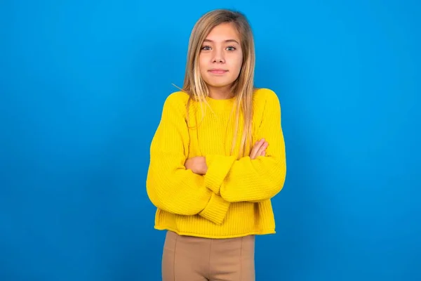 Sebevědomý Kavkazský Dospívající Dívka Sobě Žlutý Svetr Přes Modré Studio — Stock fotografie