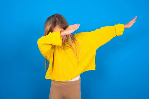 Photo Funky Caucasian Teen Girl Wearing Yellow Sweater Shows Disco — Stock Photo, Image