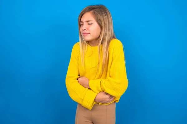 Caucásico Adolescente Chica Usando Amarillo Suéter Sobre Azul Estudio Fondo — Foto de Stock