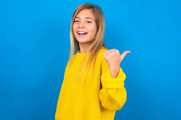 Impressionado Caucasiano Adolescente Menina Vestindo Camisola Amarela Sobre Azul Estúdio — Fotografia de Stock