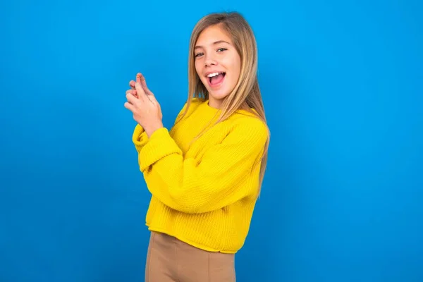 Alegre Caucásico Adolescente Chica Usando Amarillo Suéter Usando Gadget Mientras —  Fotos de Stock