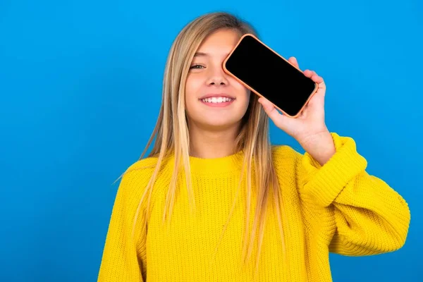 Mooie Kaukasische Tiener Meisje Dragen Gele Trui Met Moderne Smartphone — Stockfoto