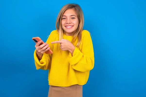 Retrato Bonito Caucasiano Teen Menina Vestindo Amarelo Suéter Com Telefone — Fotografia de Stock