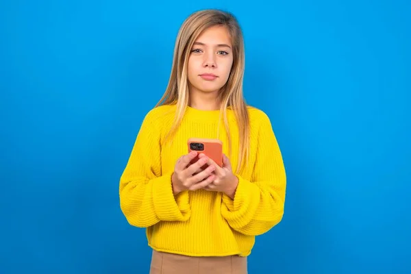 Retrato Sério Confiante Caucasiano Adolescente Menina Vestindo Amarelo Suéter Sobre — Fotografia de Stock