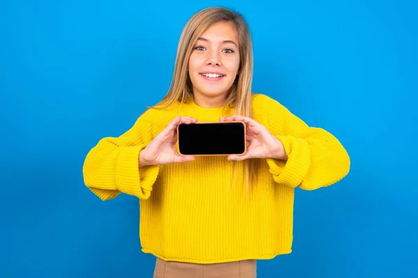 Alegre Conteúdo Caucasiano Adolescente Menina Vestindo Camisola Amarela Sobre Azul — Fotografia de Stock