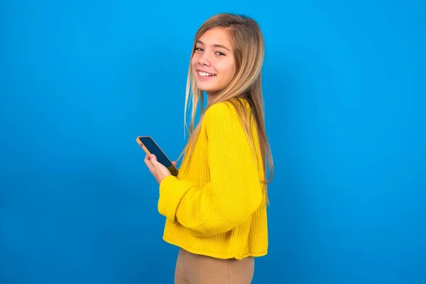 Achteraanzicht Portret Van Kaukasische Tiener Meisje Dragen Gele Trui Blauwe — Stockfoto