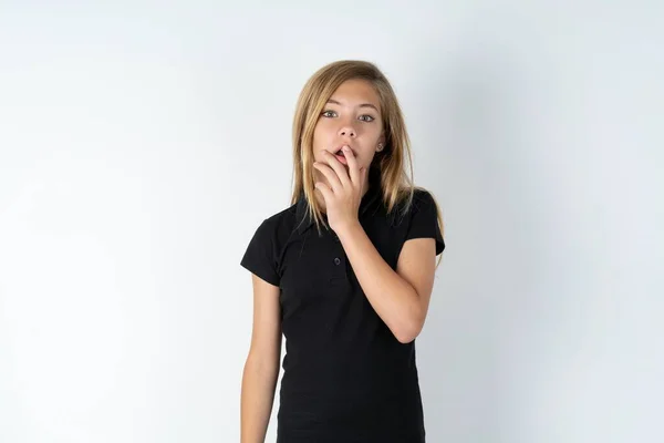 Νευρικό Μπερδεμένο Όμορφο Καυκάσιος Έφηβος Κορίτσι Φορώντας Μαύρο Shirt Πάνω — Φωτογραφία Αρχείου