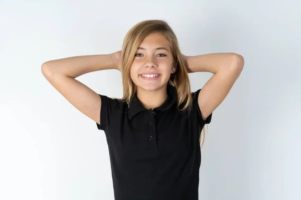 Piękny Biały Nastolatek Dziewczyna Noszenie Czarny Shirt Trzymając Ręce Głowę — Zdjęcie stockowe