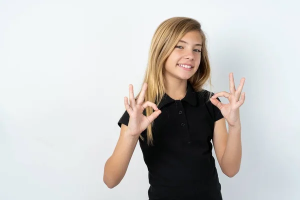 Schöne Kaukasische Teenie Mädchen Trägt Schwarzes Shirt Über Weißen Wand — Stockfoto