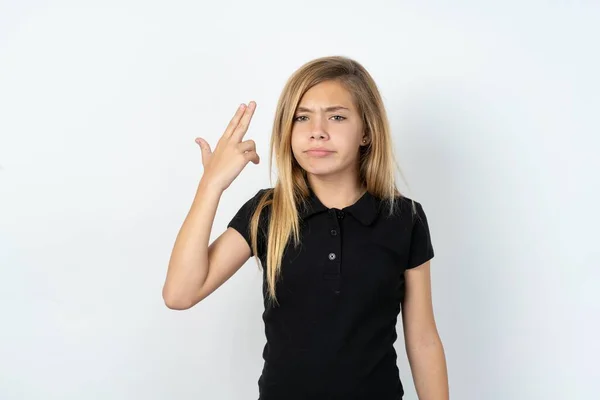 Nieszczęśliwa Biała Nastolatka Czarnej Koszulce Białej Ścianie Robi Samobójczy Gest — Zdjęcie stockowe