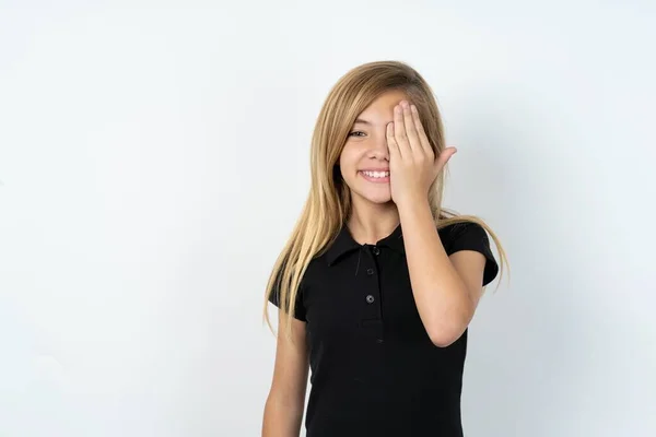Blondynka Biały Nastolatek Dziewczyna Noszenie Czarny Shirt Nad Biały Ściana — Zdjęcie stockowe