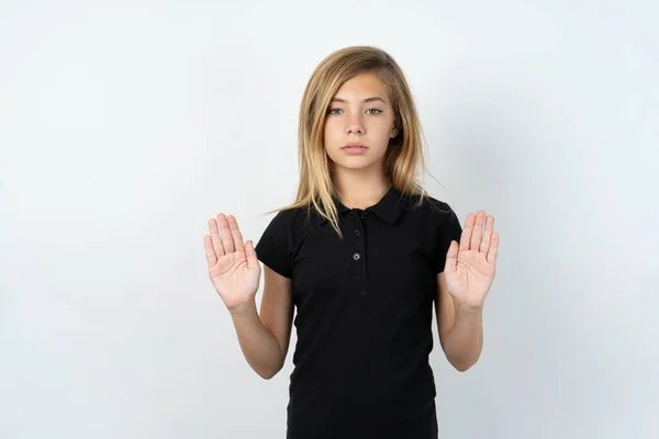 Schönes Kaukasisches Teenie Mädchen Das Schwarzes Shirt Über Weißer Wand — Stockfoto