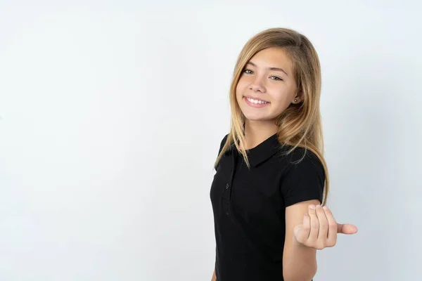 Όμορφη Καυκάσιος Έφηβος Κορίτσι Φορώντας Μαύρο Shirt Πάνω Από Λευκό — Φωτογραφία Αρχείου