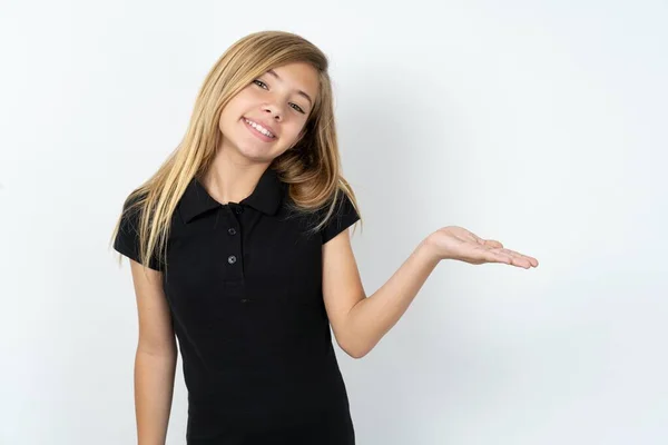 Sonriente Caucásico Adolescente Chica Usando Negro Camiseta Sobre Blanco Pared —  Fotos de Stock