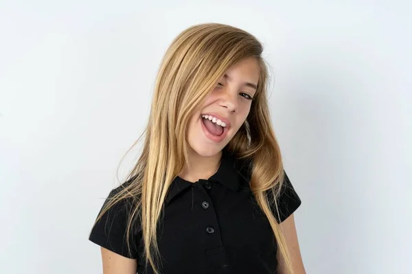 Belle Caucasienne Adolescent Fille Portant Noir Shirt Sur Blanc Mur — Photo