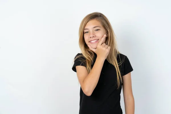 Hermosa Chica Adolescente Caucásica Con Camiseta Negra Sobre Pared Blanca —  Fotos de Stock