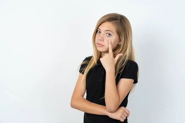 Όμορφη Καυκάσιος Έφηβος Κορίτσι Φορώντας Μαύρο Shirt Πάνω Από Λευκό — Φωτογραφία Αρχείου
