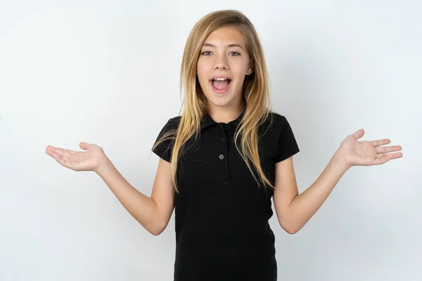 Schöne Kaukasische Teenie Mädchen Trägt Schwarzes Shirt Über Weißen Wand — Stockfoto