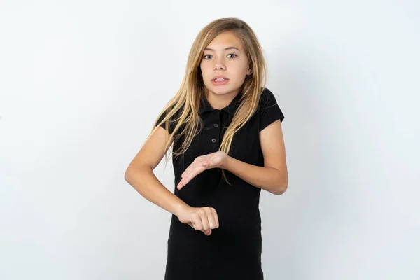 Belle Caucasienne Adolescent Fille Portant Noir Shirt Sur Blanc Mur — Photo