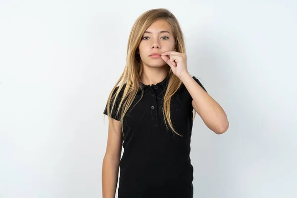 Belle Adolescente Caucasienne Portant Shirt Noir Sur Bouche Murale Blanche — Photo