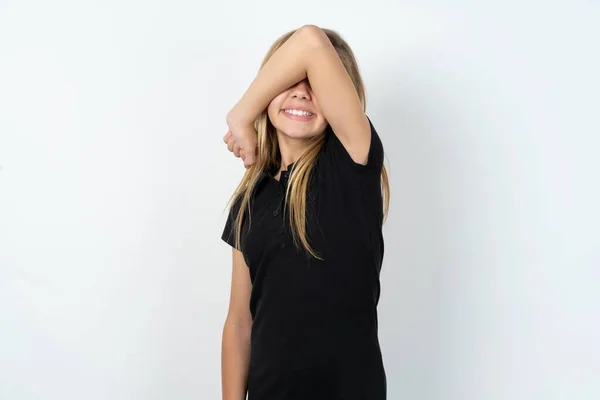 Piękny Biały Nastolatek Dziewczyna Noszenie Czarny Shirt Nad Białą Ścianą — Zdjęcie stockowe