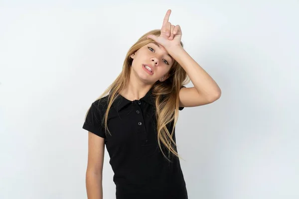 Hermosa Chica Adolescente Caucásica Vistiendo Camiseta Negra Sobre Pared Blanca —  Fotos de Stock