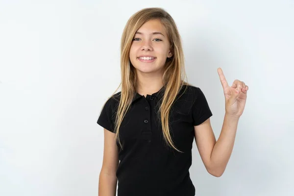 Vacker Kaukasiska Tonåring Flicka Bär Svart Shirt Över Vit Vägg — Stockfoto
