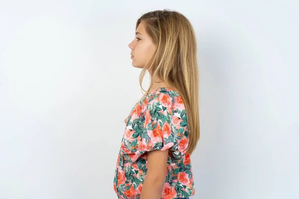 Hermosa Chica Adolescente Caucásica Vistiendo Una Blusa Con Flores Sobre —  Fotos de Stock