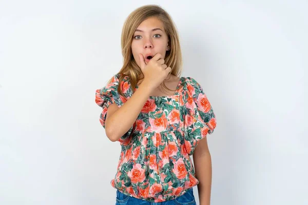 Hermosa Chica Adolescente Caucásica Usando Una Blusa Con Flores Sobre — Foto de Stock