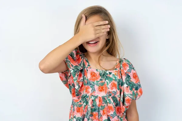 Smuk Kaukasiske Teenager Pige Iført Blomstret Bluse Hvid Væg Smilende - Stock-foto
