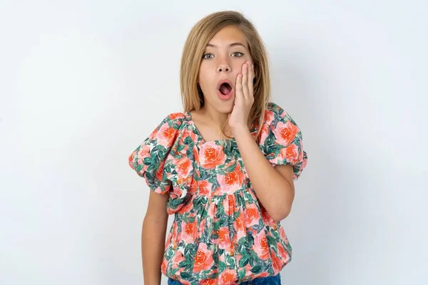 Geschokt Mooie Kaukasische Tiener Meisje Draagt Bloeiende Blouse Witte Muur — Stockfoto