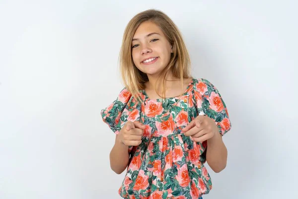 Wunderschönes Kaukasisches Teenie Mädchen Geblümter Bluse Über Der Weißen Wand — Stockfoto