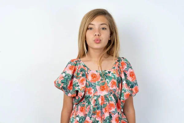 Hermosa Chica Adolescente Caucásica Con Una Blusa Con Flores Sobre —  Fotos de Stock