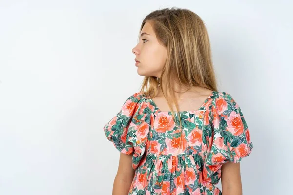Asustada Hermosa Chica Adolescente Caucásica Con Flores Blusa Sobre Pared —  Fotos de Stock