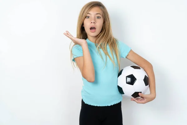 Surpreendido Aterrorizado Caucasiano Adolescente Menina Vestindo Sportswear Segurando Uma Bola — Fotografia de Stock