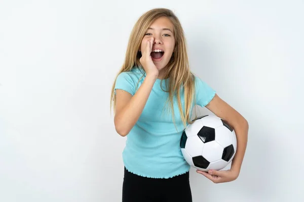 Όμορφη Καυκάσιος Έφηβος Κορίτσι Φορώντας Αθλητικά Κρατώντας Μια Μπάλα Ποδοσφαίρου — Φωτογραφία Αρχείου